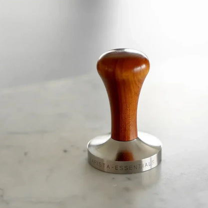 Houten tamper met RVS onderkant op een werkblad