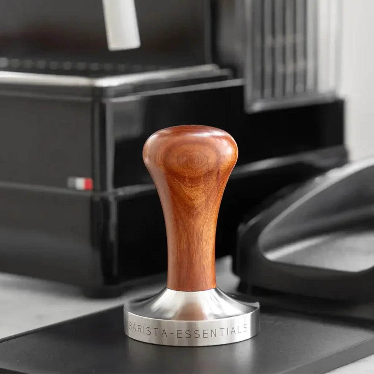Houten tamper bij een espressomachine