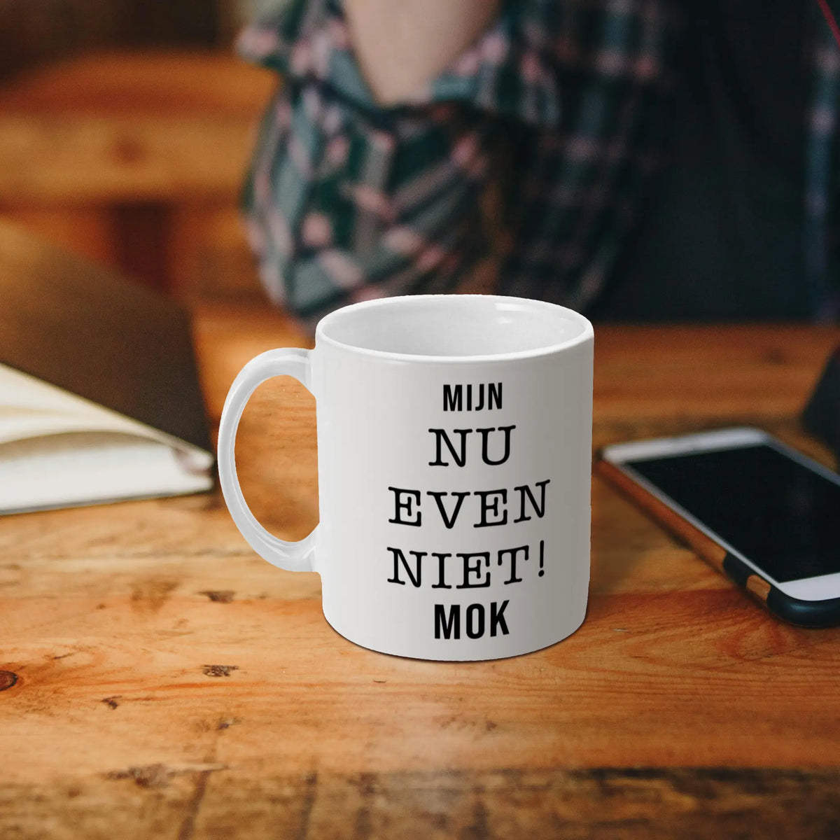 Duurzame keramieken mok met tekst “Mijn nu even niet” als cadeau