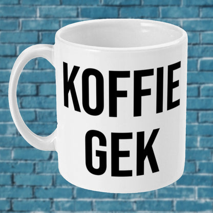 Barista-stijl koffiemok met humor – 'Koffie Gek' opdruk.