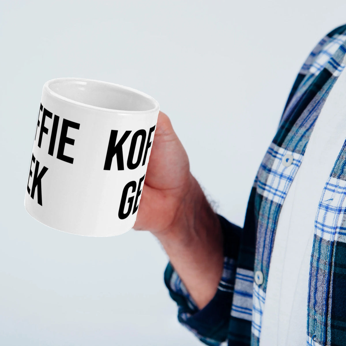 Minimalistische koffiemok met stijlvolle tekst 'Koffie Gek'.