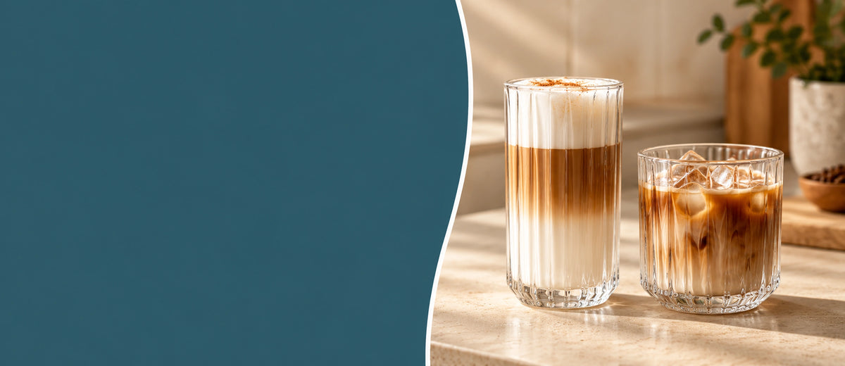 Hoog latte-macchiatoglas en lager ijskoffieglas naast elkaar