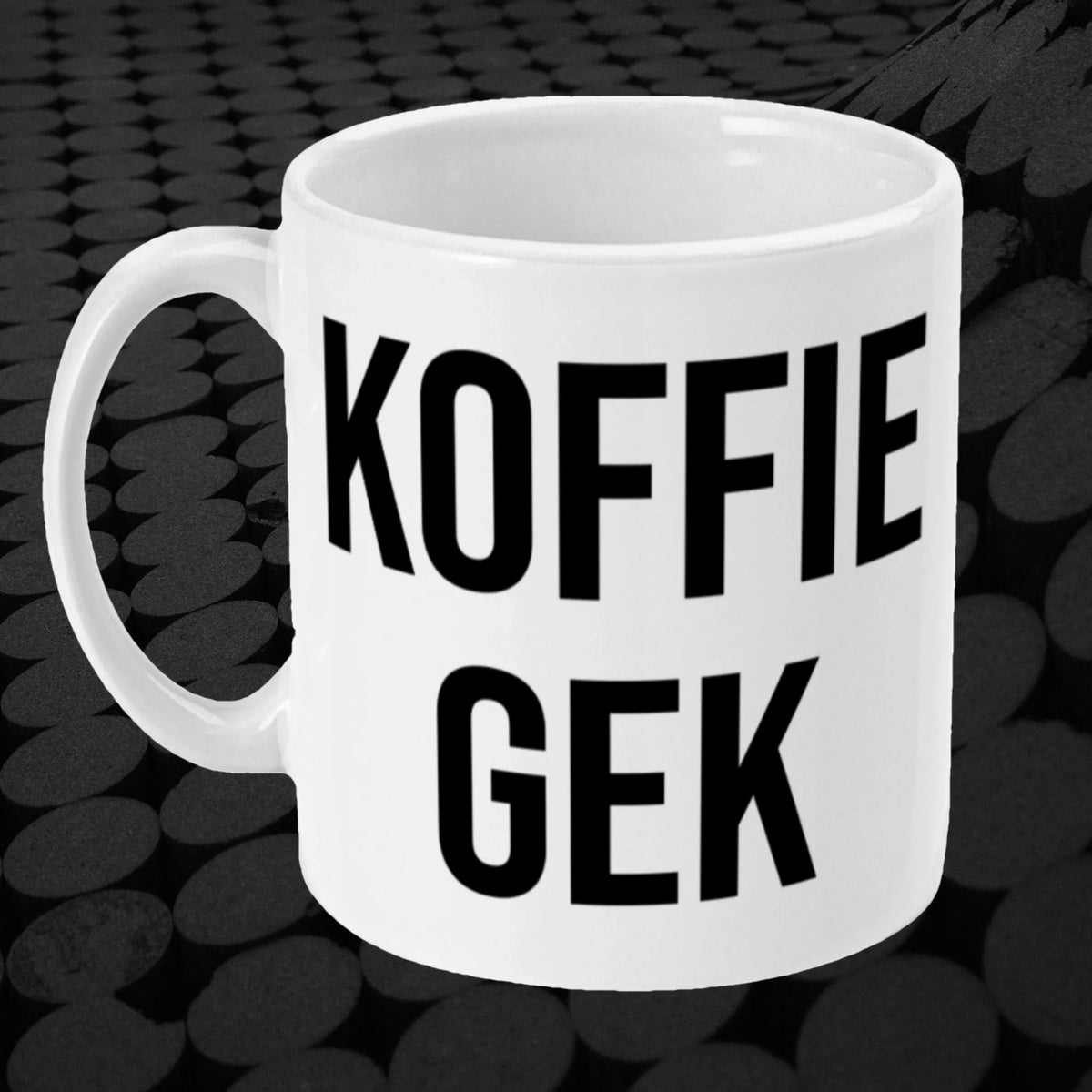 Humoristische mok voor koffie-addicts, gemaakt van premium keramiek.