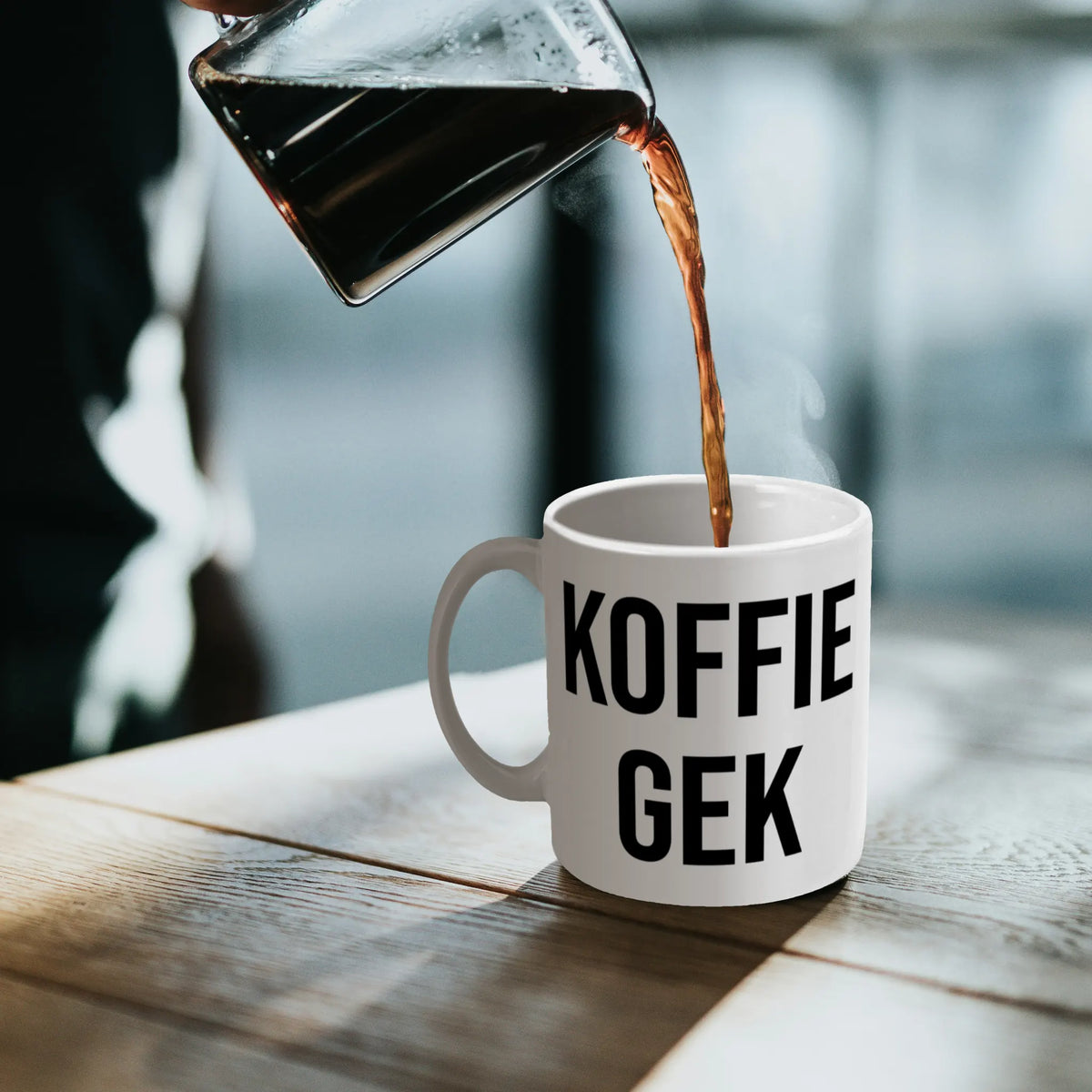 Witte koffiemok met koffiequote 'Koffie Gek', perfect voor op kantoor.