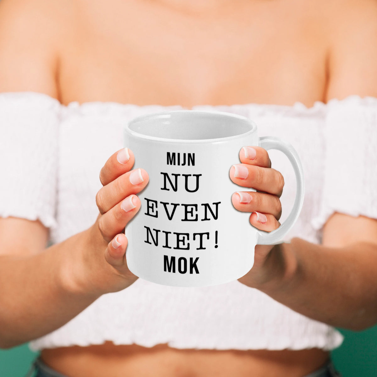 Witte koffiemok met humoristische tekst, perfect voor je koffiepauze