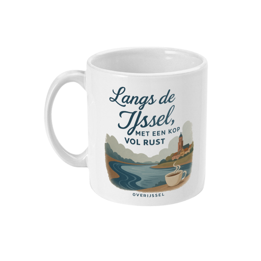 Linkerkant van de keramieken Overijssel mok met sfeervol stadsprofiel, IJssel en koffiekopje op de oever.