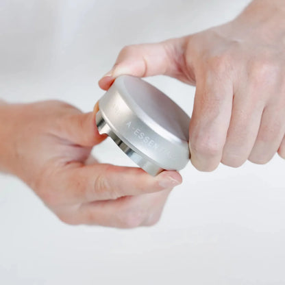 De diepte van de zilverkleurige koffieverdeler wordt met de hand versteld