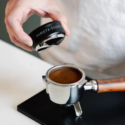 Koffieverdeler en tamper combinatie voor een efficiënte barista workflow.