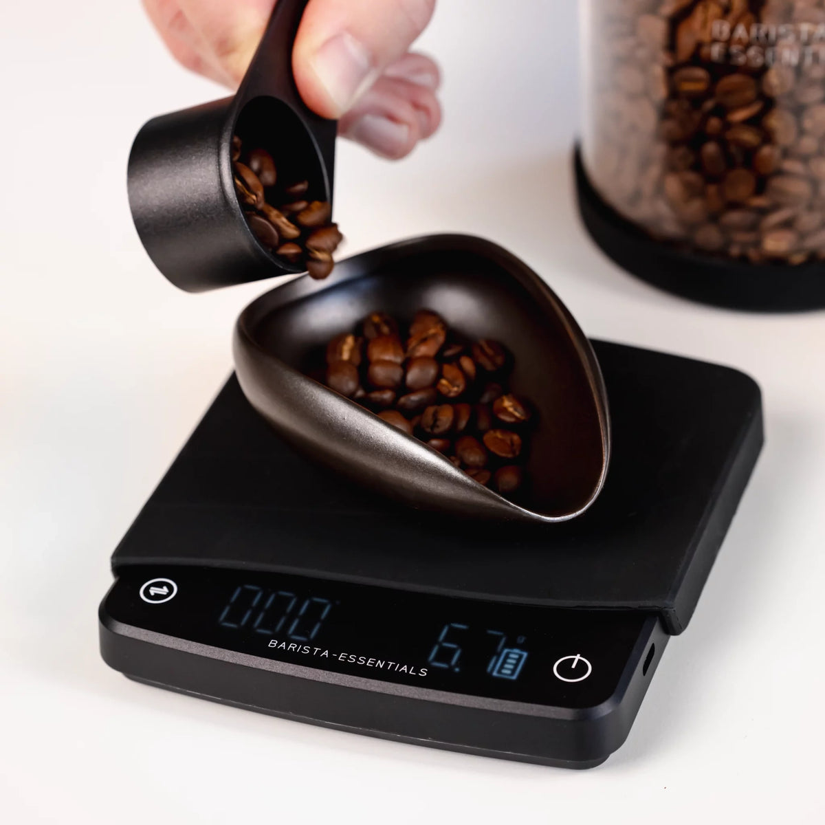 Koffiebonen worden in een doseerschaal op de weegschaal gegoten