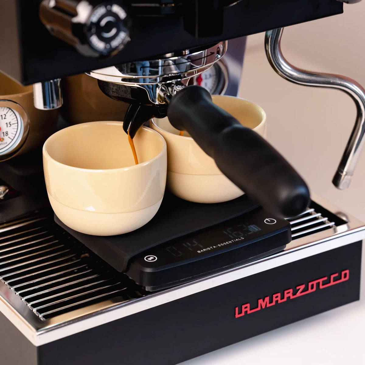 Espresso loopt in een geel kopje op de weegschaal