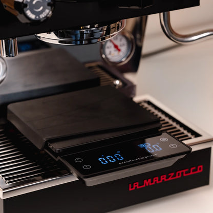 Koffieweegschaal onder de portafilteruitloop van een espressomachine