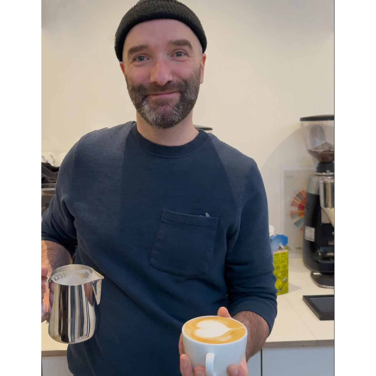 Geertjandebaristaman schenk een mooi hartje in een cappuccino kopje