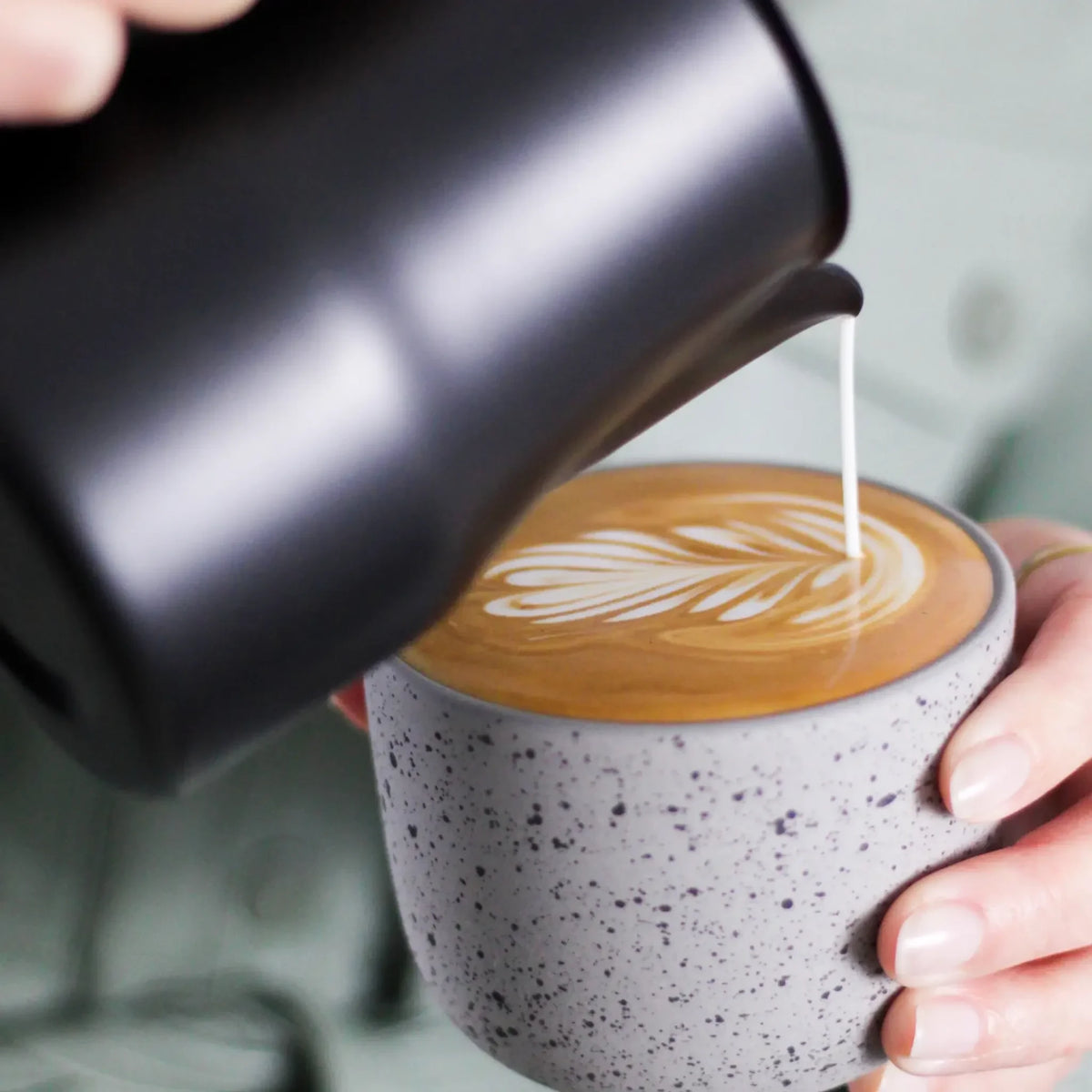 Latte art maken met zwarte barista melkkan – nu direct te bestellen