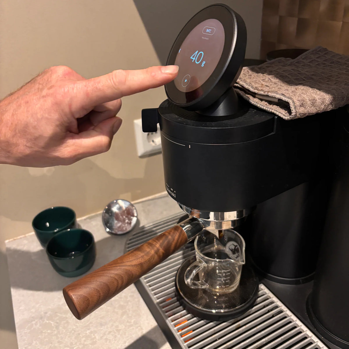 Meraki espressomachine afstellen tijdens een privé barista workshop aan huis.