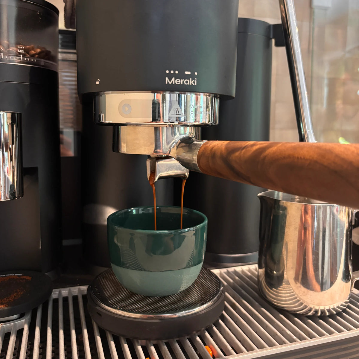 Meraki espressomachine op marmeren aanrecht in lichte moderne keuken met natuurlijke daglichtbelichting