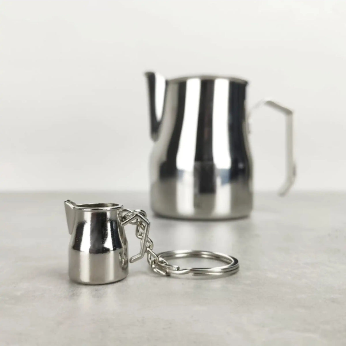 Mini melkkannetje sleutelhanger als barista accessoire, voor koffieliefhebbers en professionals