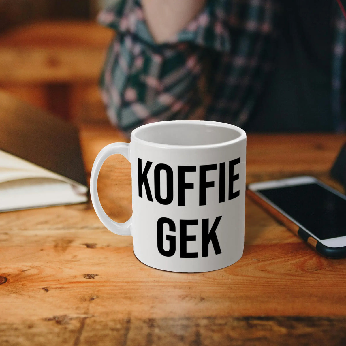 Dubbelzijdig bedrukte koffiemok 'Koffie Gek' – geschikt voor links- en rechtshandigen.