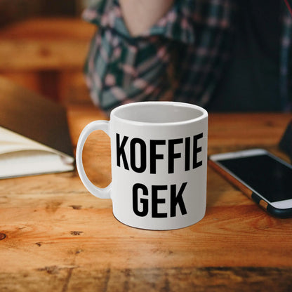 Dubbelzijdig bedrukte koffiemok 'Koffie Gek' – geschikt voor links- en rechtshandigen.