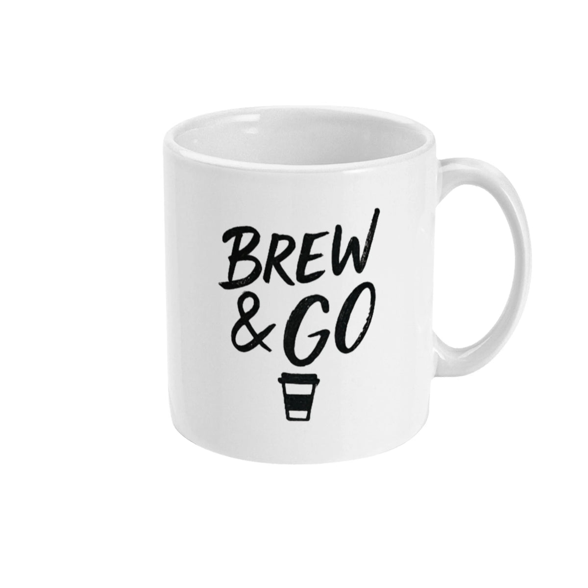 Witte keramische koffiemok met zwarte tekst 'Brew & Go', dubbelzijdig bedrukt – perfect als koffiecadeau voor thuis of op kantoor.