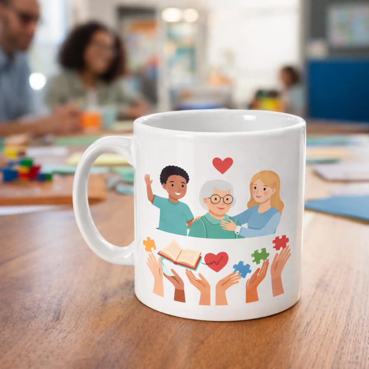 Gepersonaliseerde mok met zorg- en educatie illustraties, gebruikt in een klaslokaal of dagbestedingsruimte.