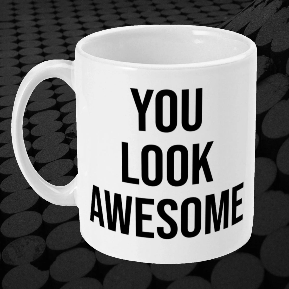 Cadeauverpakking van de mok met inspirerende opdruk ‘You Look Awesome’.