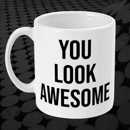 Cadeauverpakking van de mok met inspirerende opdruk ‘You Look Awesome’.