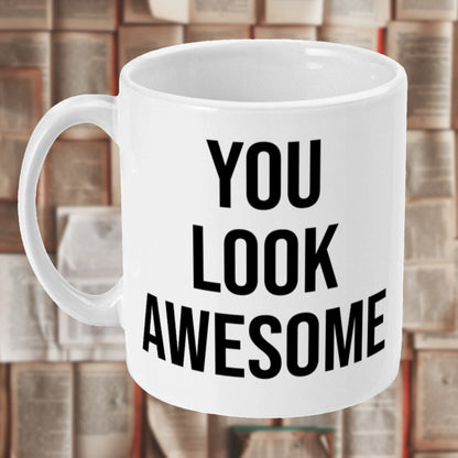 Persoon die geniet van koffie in een bedrukte mok met inspirerende quote.
