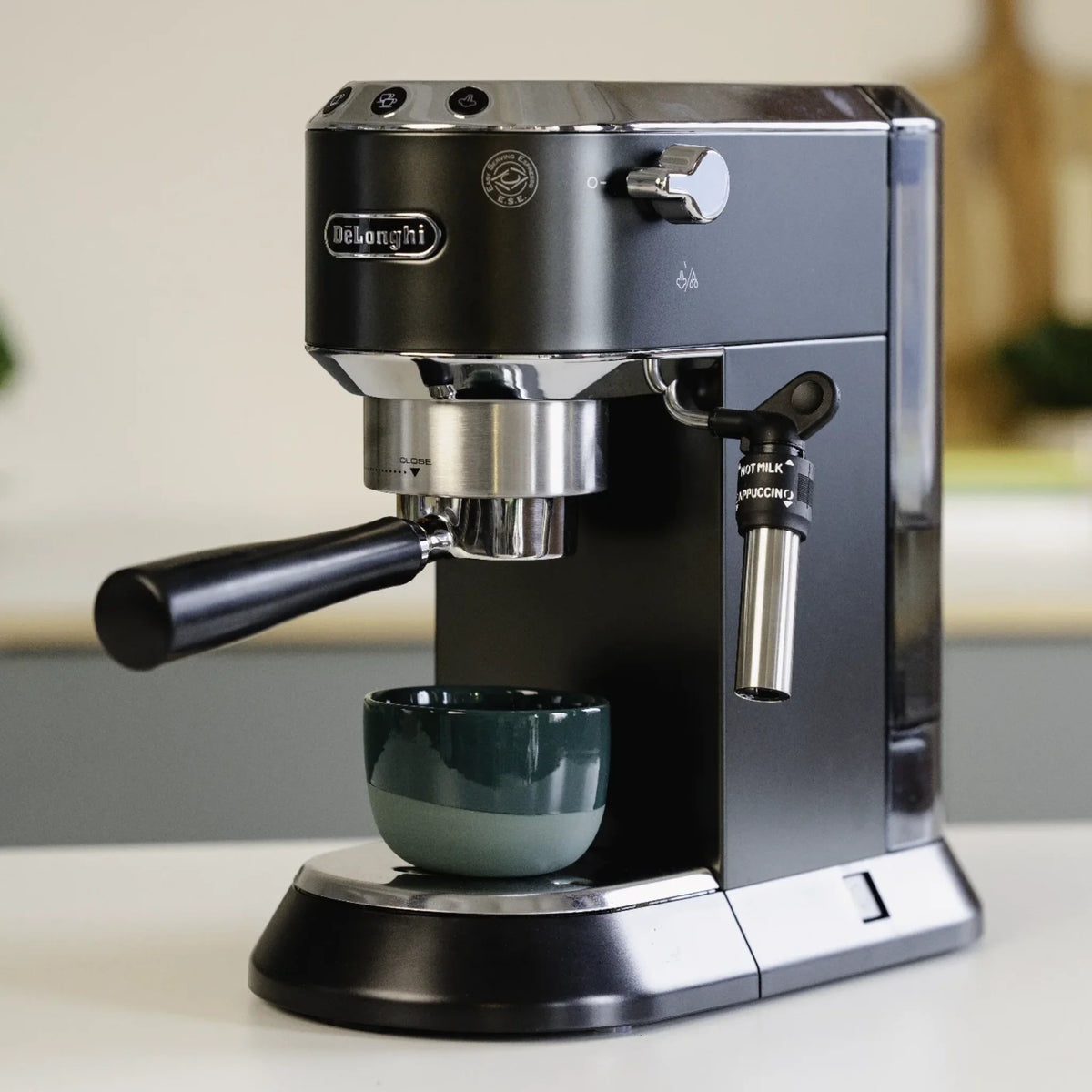 Naked portafilter 51 mm zwart voor DeLonghi Dedica: machine met groen kopje