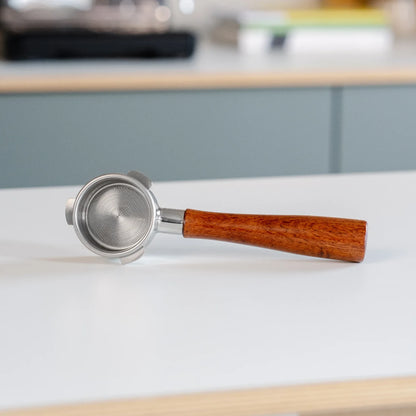 Naked portafilter 54 mm hout voor Sage: open filterbakje op het aanrecht