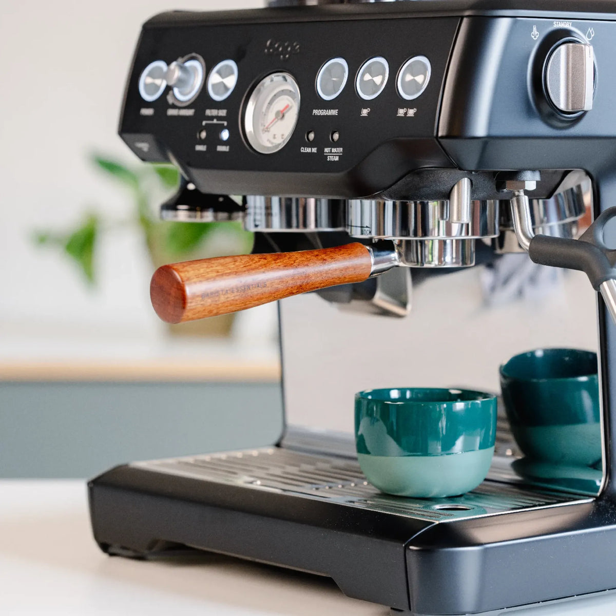 Naked portafilter 54 mm hout voor Sage: houten handvat in de Sage machine