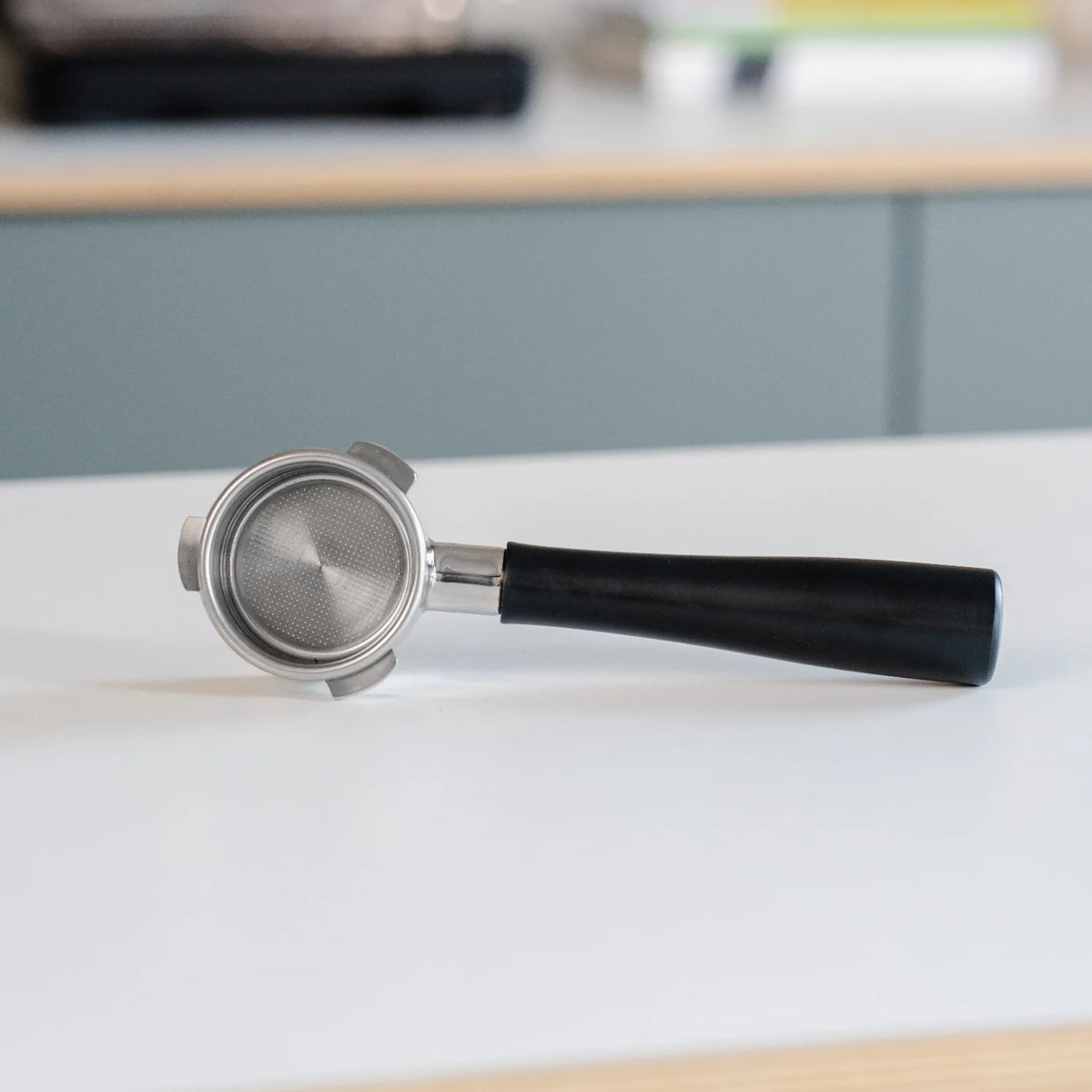 Naked portafilter 54 mm zwart voor Sage: open filterbakje op het aanrecht
