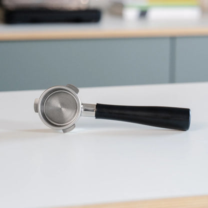 Naked portafilter 54 mm zwart voor Sage: open filterbakje op het aanrecht