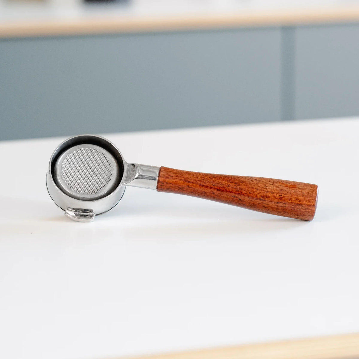 Naked portafilter 58 mm hout voor Bezzera: met filterbakje op het aanrecht
