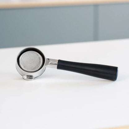 Naked portafilter 58 mm zwart voor Bezzera: met filterbakje op het aanrecht