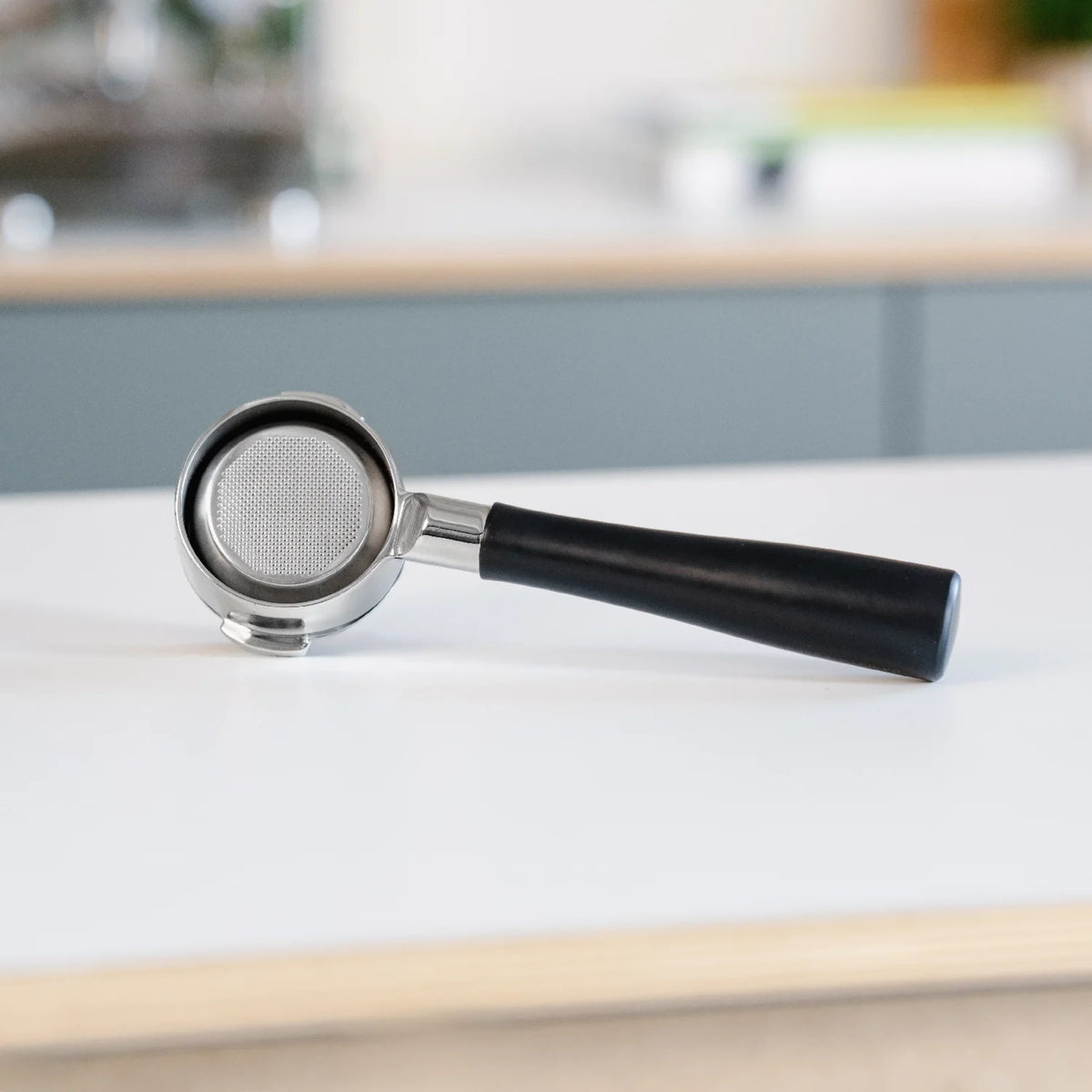 Naked portafilter 58 mm zwart voor E61: open filterbakje op het aanrecht