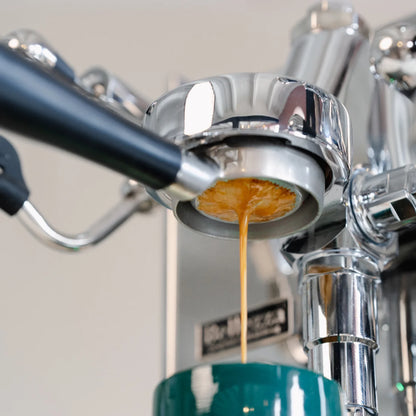 Naked portafilter 58 mm zwart voor E61: detail van de espresso-uitstroom