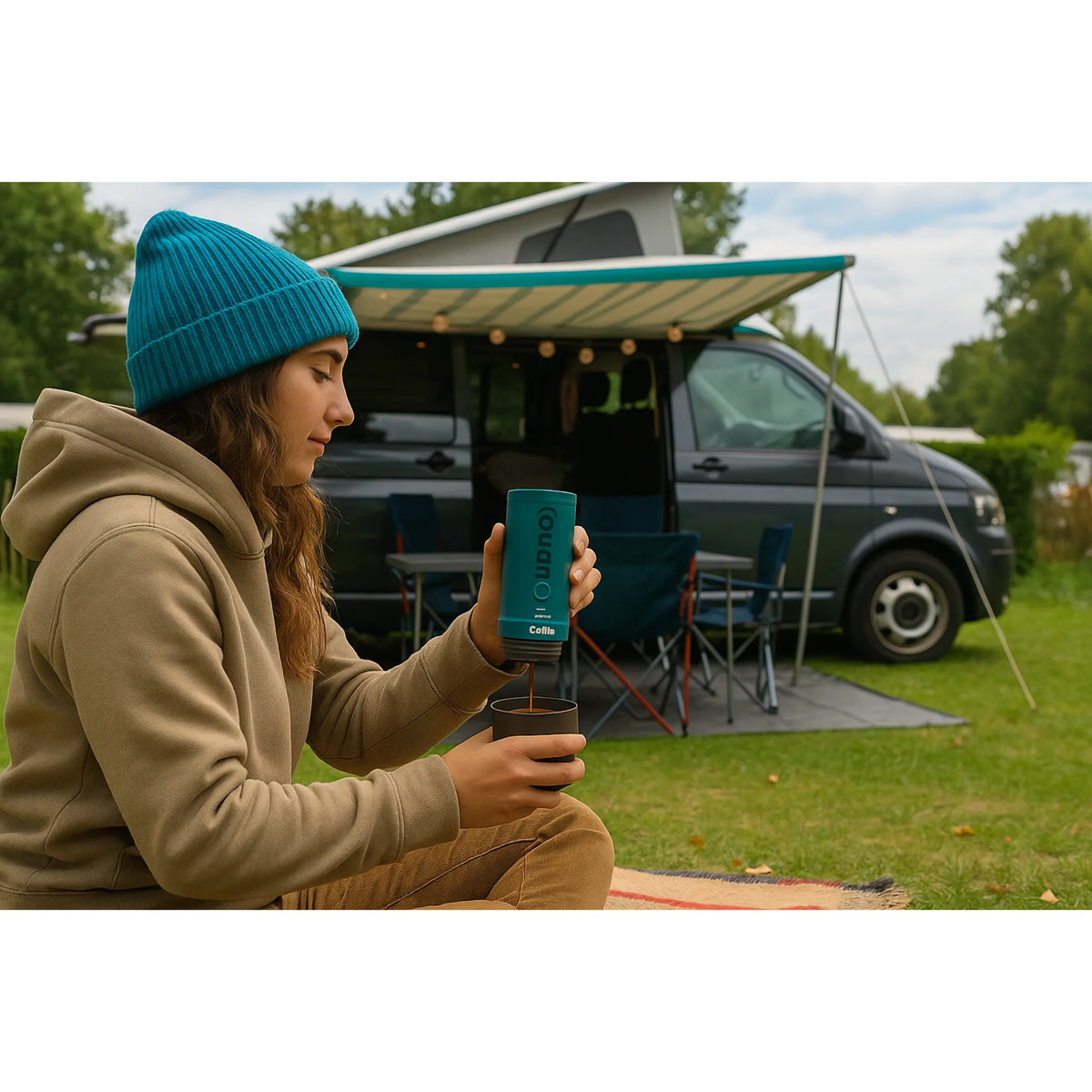 Jonge vrouw bereidt koffie met de OutIn Nano voor haar buscamper tijdens een ontspannen kampeervakantie.