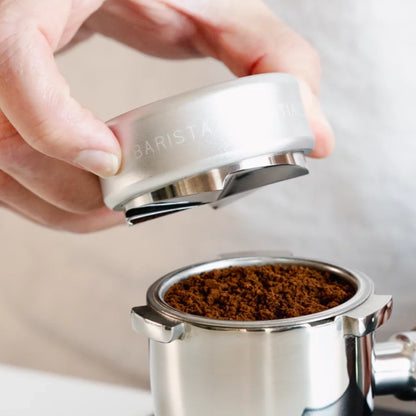 Perfecte espressoshot bereid met een 51mm koffieverdeler voor optimale extractie.