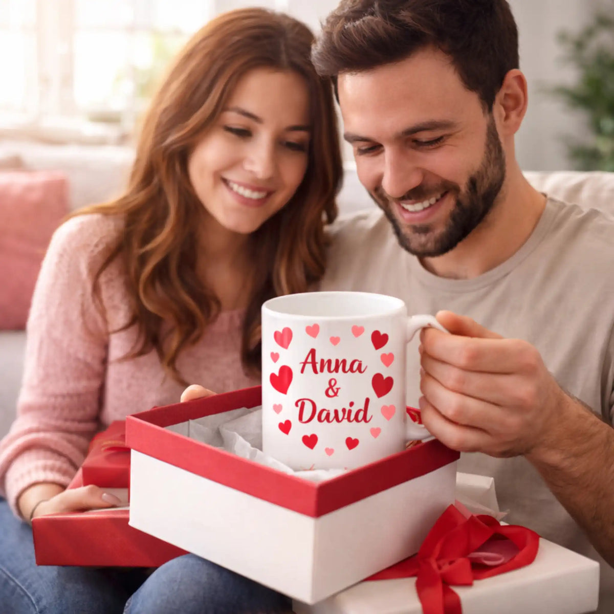 Man pakt persoonlijke Valentijnsmok met namen uit, liefdevol cadeau gegeven door partner