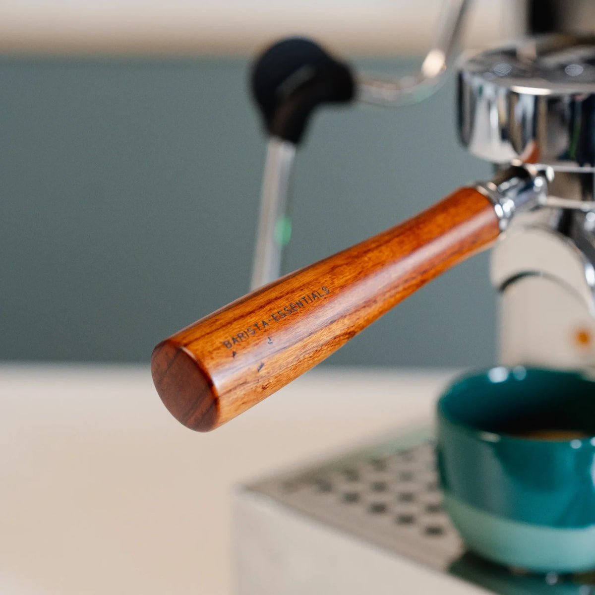 Portafilter dubbele uitloop 58 mm E61 hout: houten handvat in de espressomachine