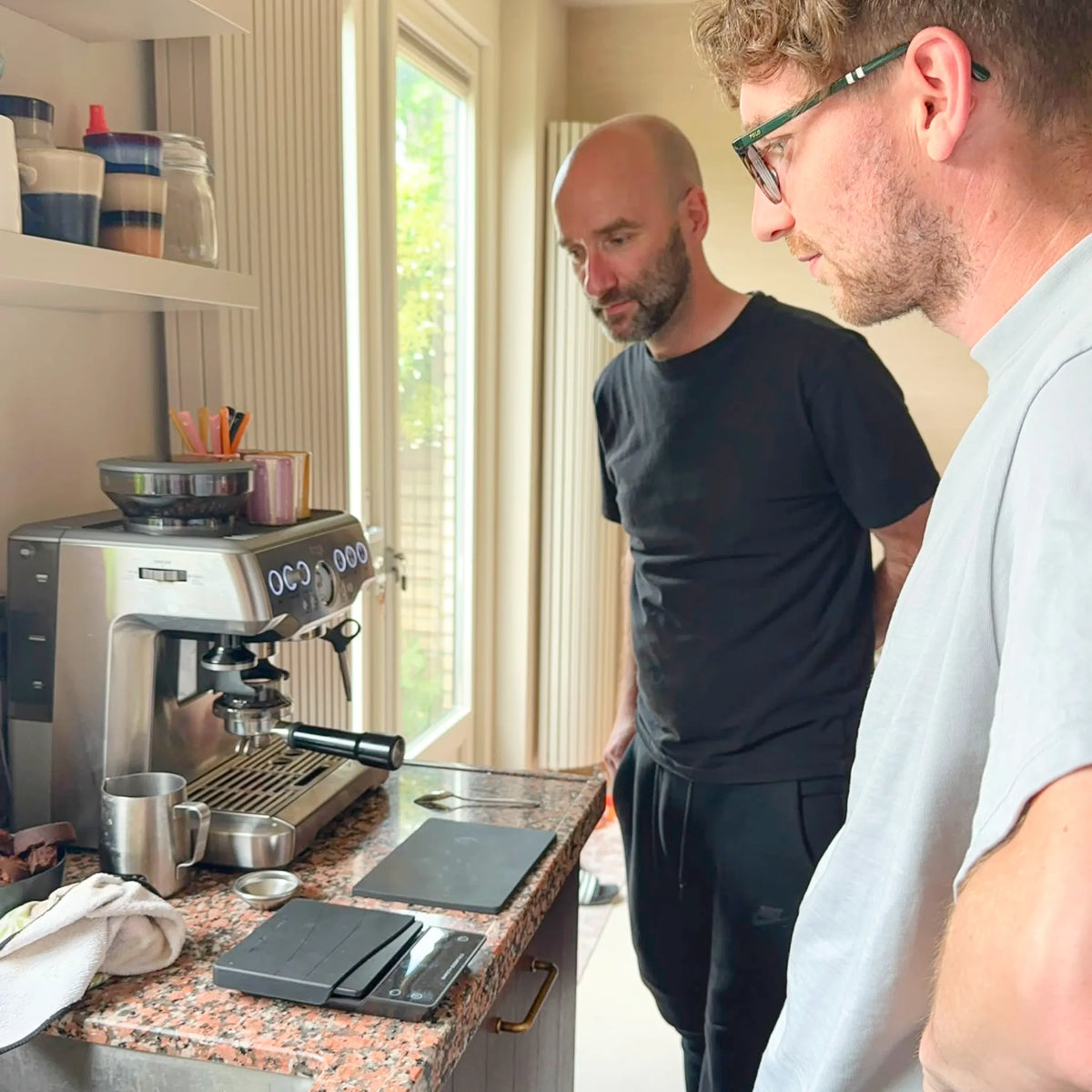 Geert-Jan de Baristaman begeleidt een deelnemer tijdens een privé barista workshop aan huis bij espresso-extractie op de eigen espressomachine.