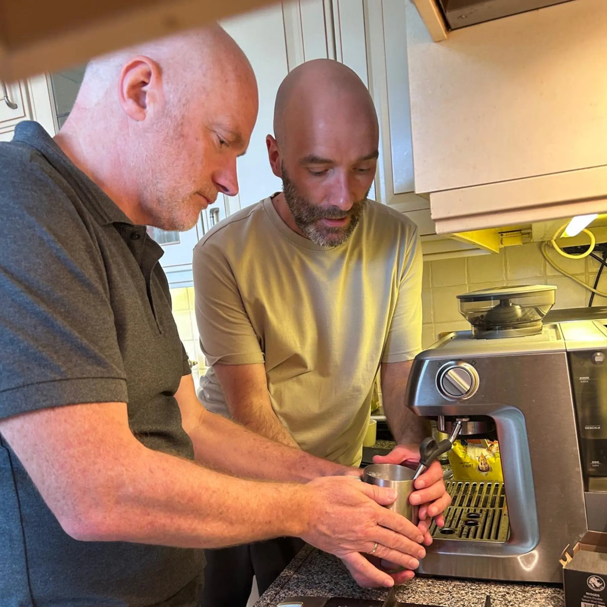 Deelnemer schuimt melk op met zijn eigen Sage Barista Express tijdens een privé barista workshop, onder begeleiding van Geert-Jan de Baristaman.