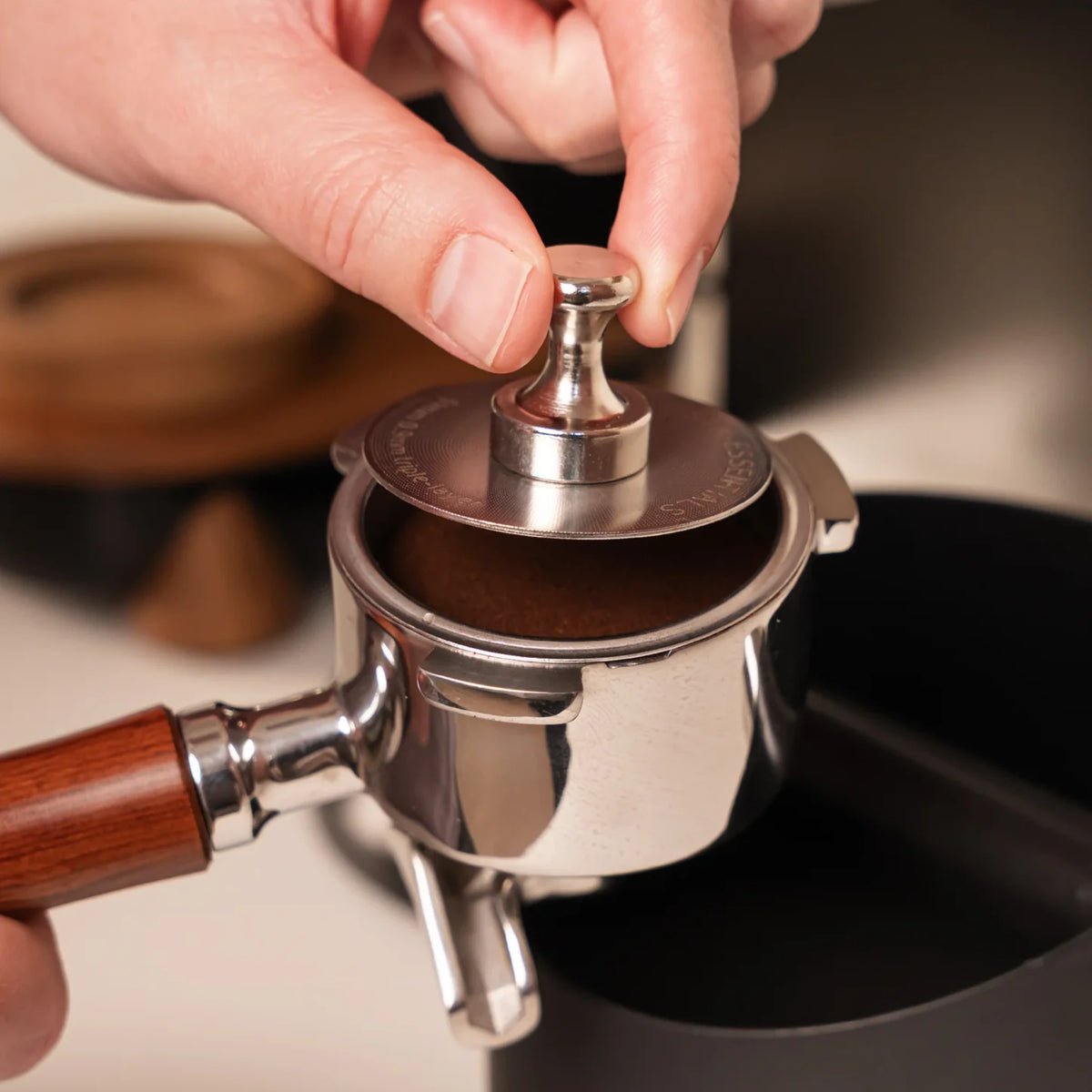 Hand tilt de 51 mm puck screen met een magneet uit de filterdrager