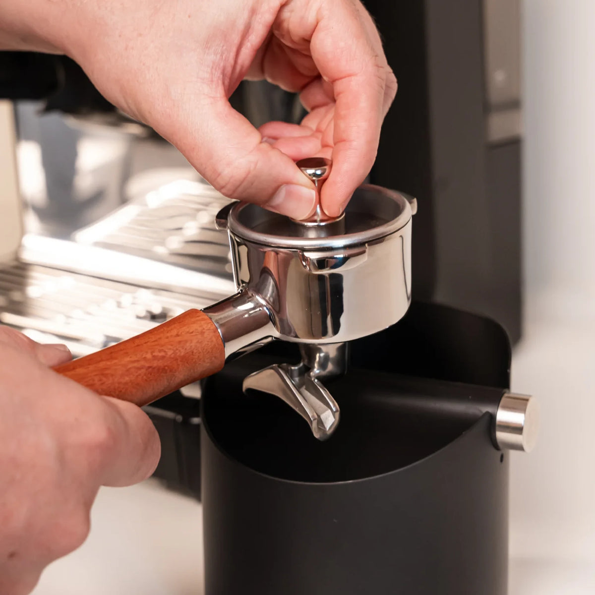 Hand tilt de 53,3 mm puck screen met een magneet uit de filterdrager