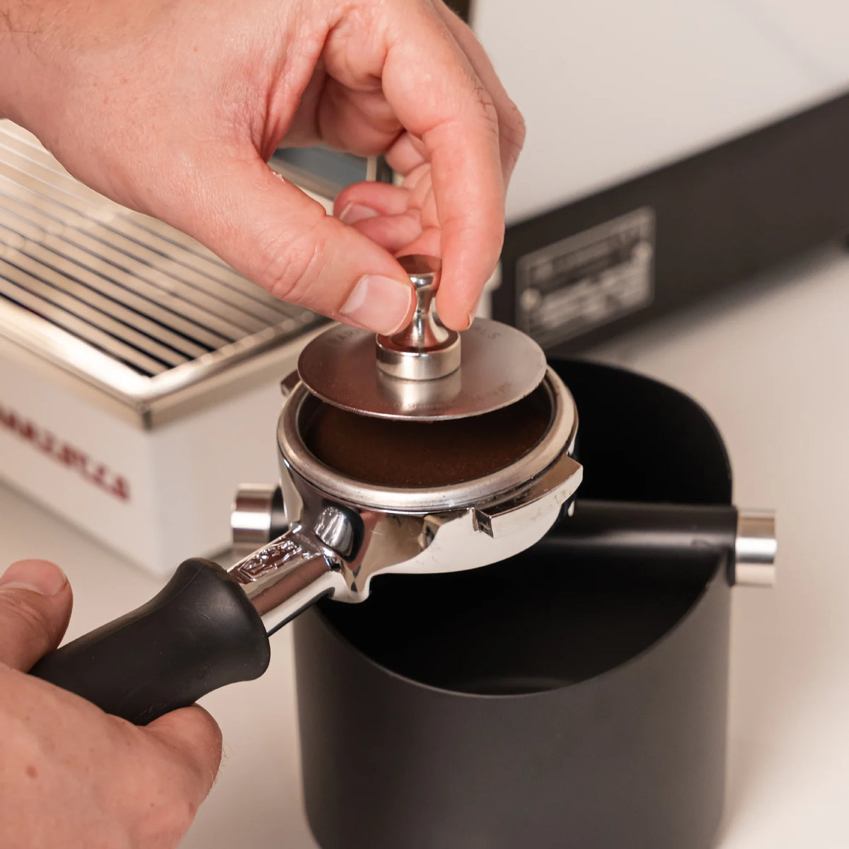 Hand tilt de 58,5 mm puck screen met een magneet uit de filterdrager