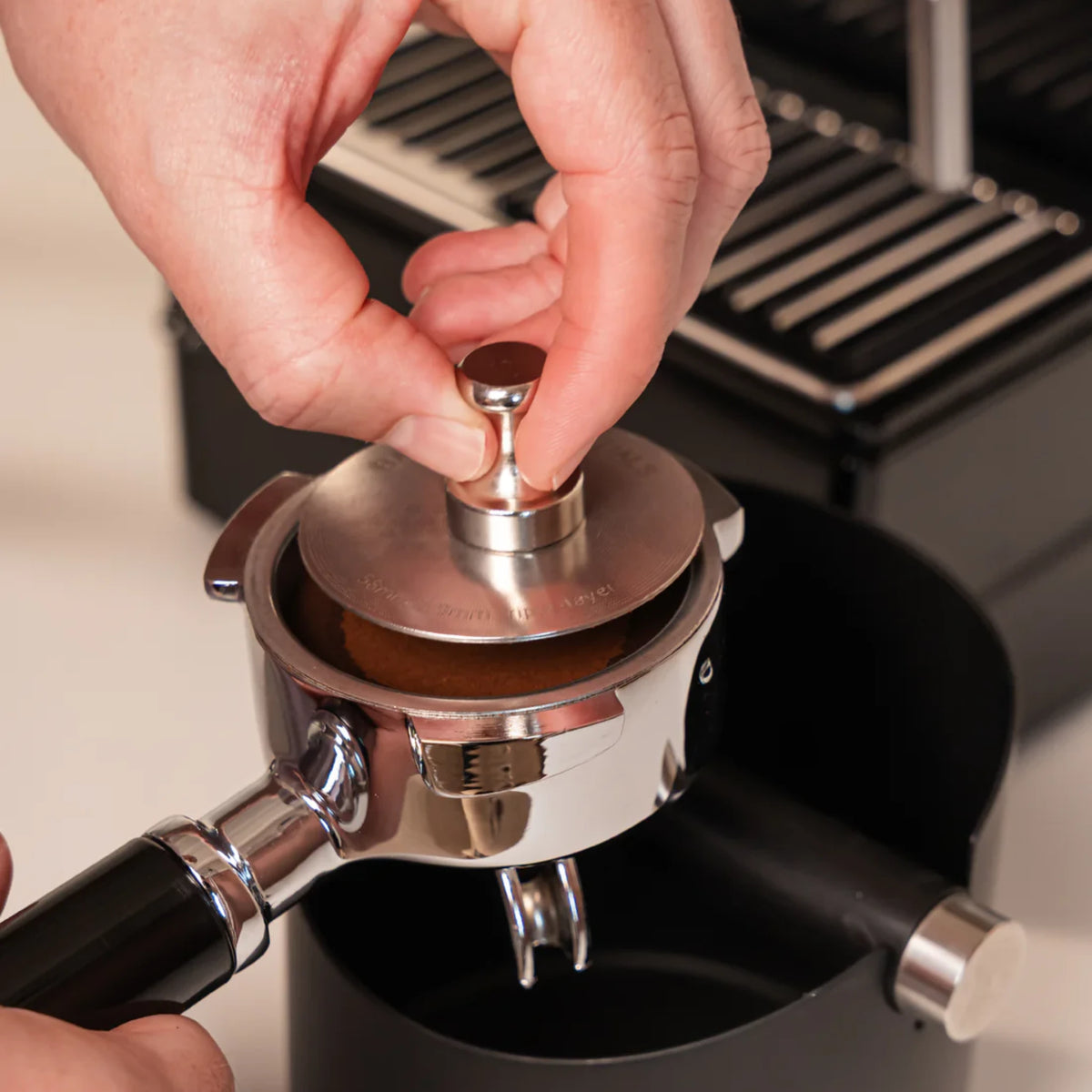 Hand tilt de 58 mm puck screen met een magneet uit de filterdrager