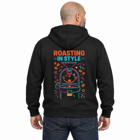 Roasting In Style zwarte hoodie, gedragen rugaanzicht met kleurrijke koffiebranderprint op wit.
