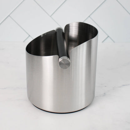 Achterzijde en binnenkant van een ronde zilver uitklopbak