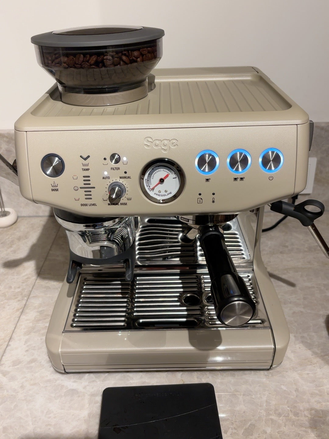 Sage Barista Express Impress met FILTER-knop, MANUAL DOSE en koffieknoppen