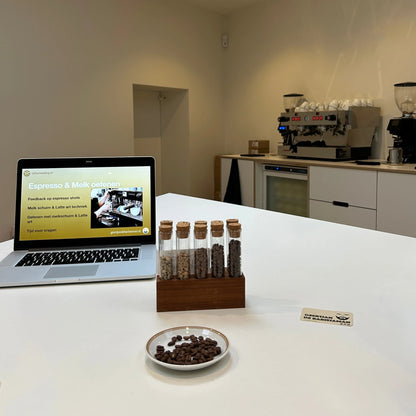 Sfeervolle afbeelding van een latte art presentatie met vers gebrande koffiebonen.